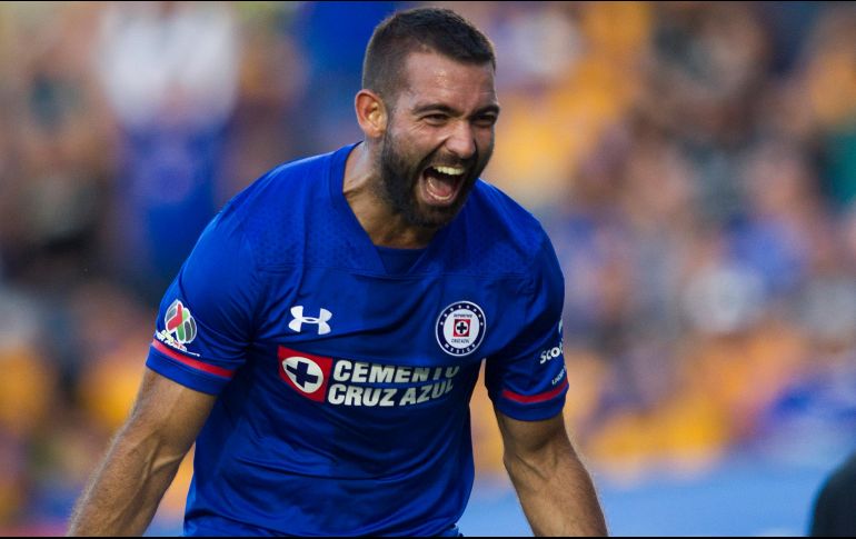 Cruz Azul se mantuvo con su labor en el terreno de juego, en busca de contener a los de casa y tratar de hacer daño con contragolpes. AFP / J. Aguilar