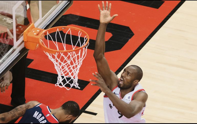 Serge Ibaka (der.) fue el máximo anotador de Toronto ayer ante Washington, al cerrar su noche con 23 puntos y 12 rebotes. EFE/W. Toda