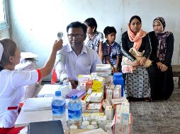 En las imágenes difundidas se ve a la familia siendo sometida a revisión médica, mientras pasan por un proceso burocrático. AFP/MYANMAR NEWS AGENCY