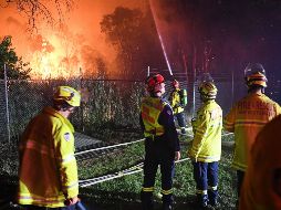 Los bomberos, apoyados por 100 camiones y 15 aeronaves, luchan para sofocar el fuego. EFE/B. Esposito