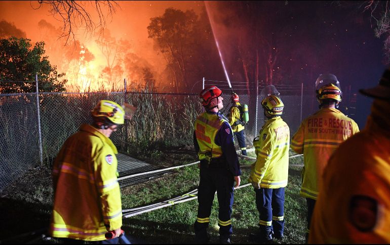 Los bomberos, apoyados por 100 camiones y 15 aeronaves, luchan para sofocar el fuego. EFE/B. Esposito
