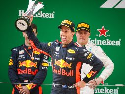 Ricciardo posa con su trofeo ante los medios de comunicación. EFE/R. Pilipey