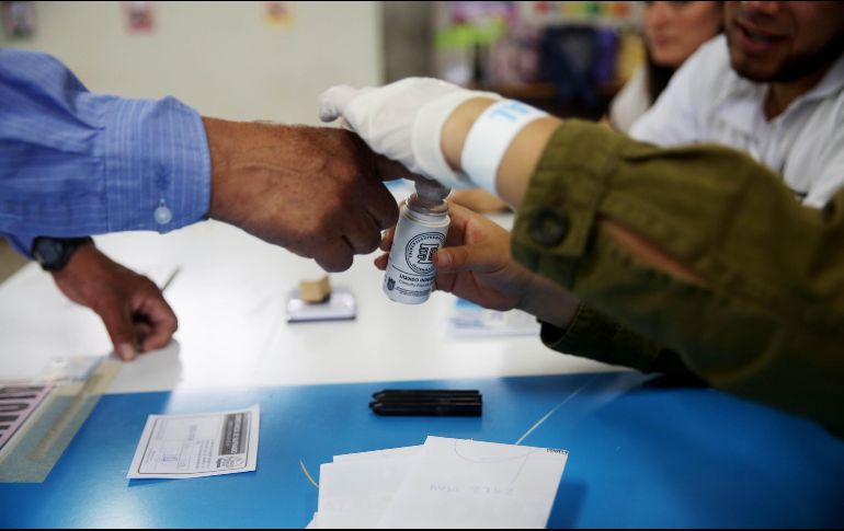 El TSE convocó a un total de siete millones 522 mil 920 personas inscritas en el padrón electoral a acudir a las urnas. EFE / E. Biba