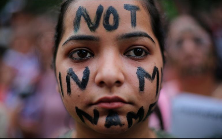 Una joven lleva la frase pintada: 