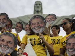 Seguidores de Lula da Silva usan máscaras de él en un acto donde piden la libertad para el ex mandatario. EFE/A. Lacerda