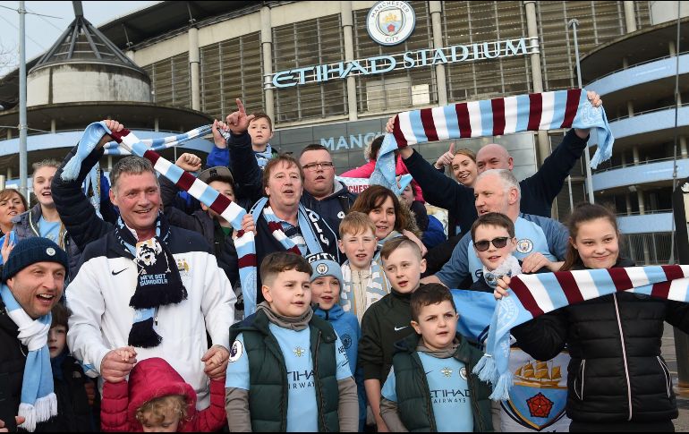 Los aficionados del City celebran el campeonato afuera de su estadio. AP/P. Ellis