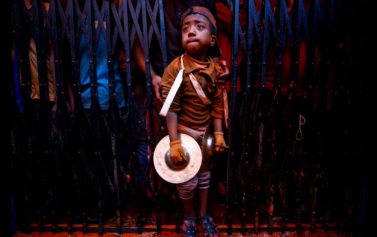 Un niño participa en el festival de Bisket en Thimi, Nepal. La fiesta de ocho días celebra la llegada del año nuevo nepalí. EFE/ N. Shrestha