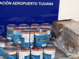 Al inspeccionar los paquetes se encontraron galones metálicos de aparente pintura, los cuales contenían una sustancia líquida con las características de la metanfetamina. TWITTER/ @PoliciaFedMx