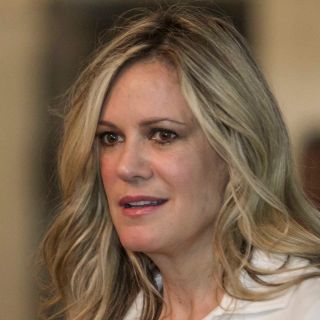 Rebecca de Alba tropieza en programa de belleza