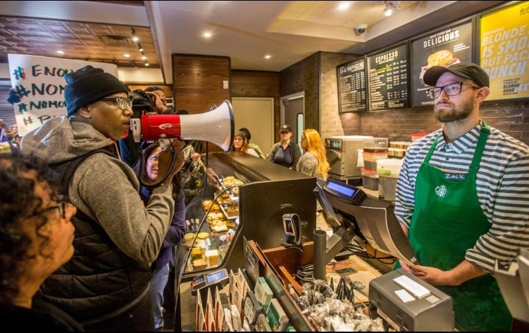 El comisionado de policía de Filadelfia, Richard Ross, dice que la policía había recibido una llamada al número de emergencias 911 de un empleado de Starbucks por allanamiento. AP/ M. Bryant
