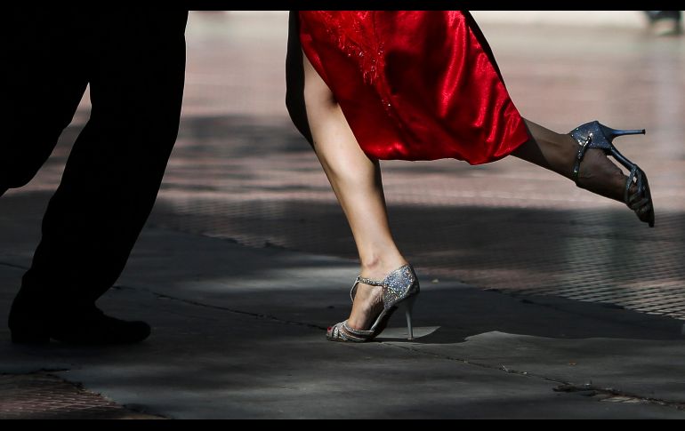 Una pareja baila tango en una calle del barrio de San Telmo, uno de los más antiguos y pintorescos de Buenos Aires, Argentina, que cada año recibe la visita de miles de turistas. EFE/D. Fernández