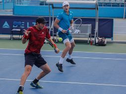 Hans Hach Verdugo (rojo) fue uno de los tenistas mexicanos ganadores en la primera jornada del Jalisco Open. EL INFORMADOR / G. Gallo