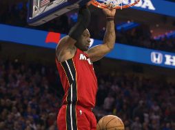 Dwyane Wade. La estrella del Heat de Miami clava el balón para sumar dos de los 28 puntos que consiguió ayer. AFP