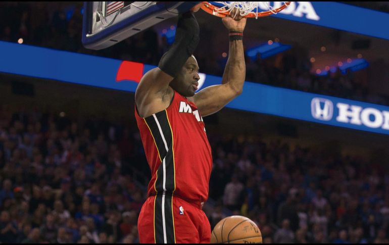 Dwyane Wade. La estrella del Heat de Miami clava el balón para sumar dos de los 28 puntos que consiguió ayer. AFP