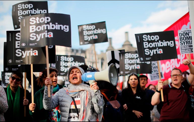 Los británicos salieron a las calles ayer en rechazo a las acciones de su país, Estados Unidos y Francia. AFP/T. Akmen