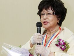 Fotografía de archivo del 5 de septiembre de 2011 que muestra a la actriz surcoreana Choi Eun-hee hablando durante una ceremonia de premiación en Seúl. EFE/YONHAP