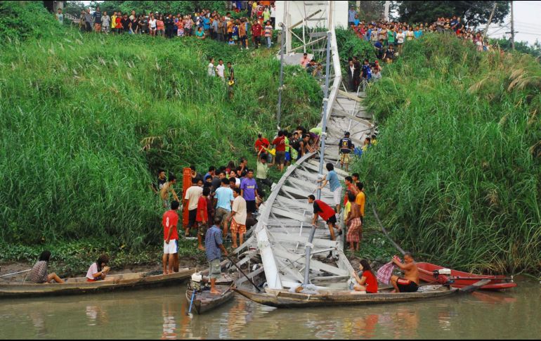 Las autoridades investigan la causa del fallo en la estructura. AP/ARCHIVO