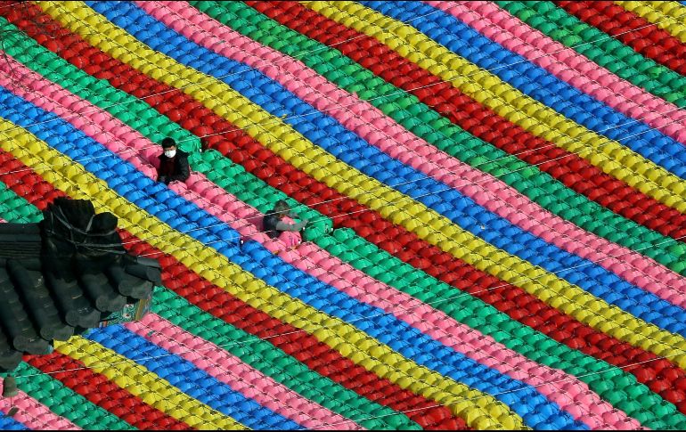 Trabajadores ajustan linternas en preparación para la celebración del natalicio de Buda en el templo Jogye de Seúl, Corea del Sur. AP/Y. Ahn