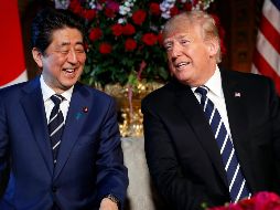 Los comentarios de Trump fueron frente al primer ministro japonés, Shinzo Abe, con quien se reunió hoy, martes 17 de abril. AP / P. Martínez