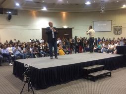 participación de Alfaro Ramírez en el foro inició ante un auditorio lleno de estudiantes, pero luego de su exposición sobre el proyecto de refundación del estado, se fue quedando vacío. TWITTER/ @SistemaUNIVA
