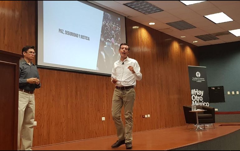 El anuncio se dio luego del cuestionamiento que un alumno le hizo en materia de su propuesta ambiental, la cual, subrayó, estará presentándola en los próximos días. EL INFORMADOR / T. Villaseñor