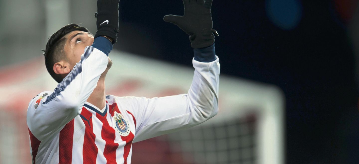 Oportuno. Alan Pulido mostró buen golpeo de balón en la ejecución de un tiro libre y le da al Rebaño medio título de Concachampions. MEXSPORT