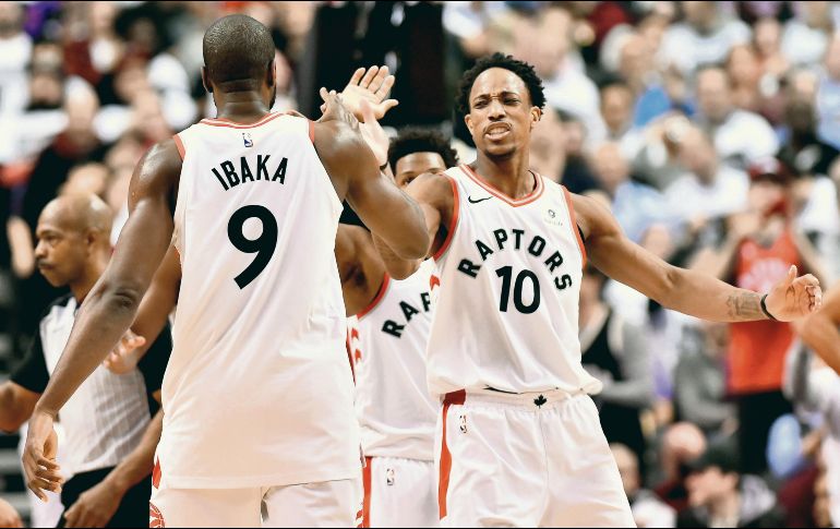 DeMar DeRozan logró 37 puntos anoche frente a los Wizards, mientras que Serge Ibaka (#9) añadió otros 10 a la causa de los Raptors. AP