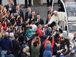 El Papa Francisco saluda a varios fieles congregados en la Plaza de San Pedro. AFP/V. Pinto