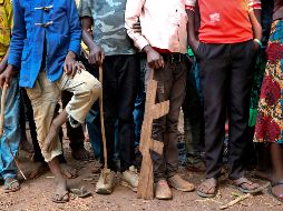 Durante la ceremonia de liberación, los niños fueron formalmente desarmados y provistos de ropas civiles. AP/S. Mednick