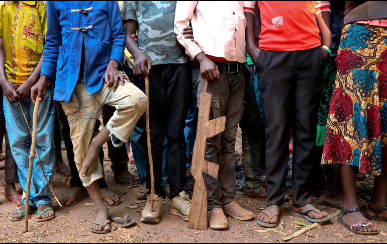 Durante la ceremonia de liberación, los niños fueron formalmente desarmados y provistos de ropas civiles. AP/S. Mednick