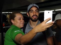 A su llegada al aeropuerto Miguel Hidalgo, Pizarro se mostró sonriente y convivió con fans.