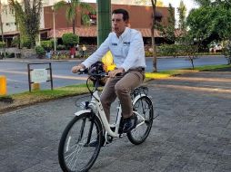 El candidato Miguel Castro utilizó el modelo de bici eléctrica de las que pretende repartir al menos 50 mil cada año. EL INFORMADOR / I. Martínez