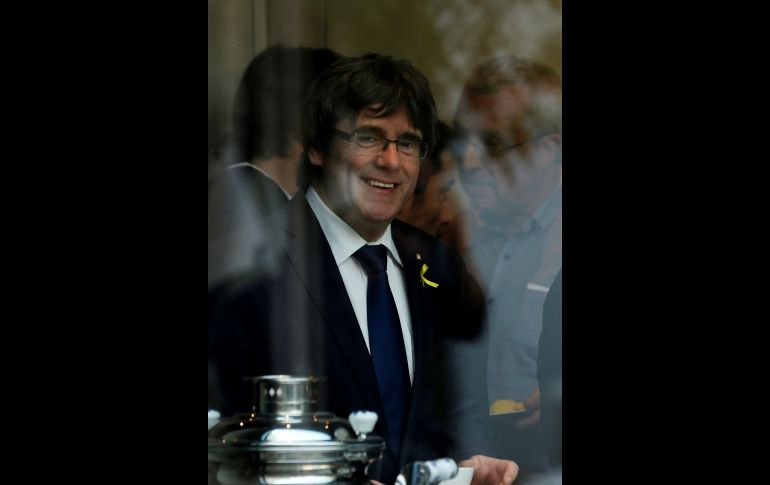 El expresidente de Cataluña, Carles Puigdemont, sonríe durante un descanso en la reunión que mantuvo con el grupo parlamentario de JxCat, en Berlín, Alemania. EFE/ F. Trueba