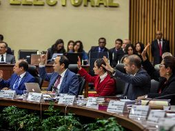  Informó que el INE ha dispuesto de 80 personas capacitadas y de 80 equipos de cómputo para realizar el cotejo de los apoyos. SUN/ ARCHIVO