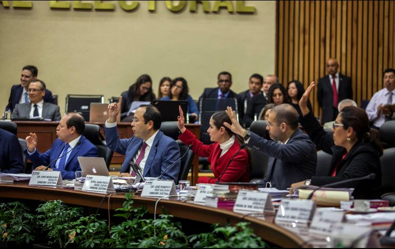  Informó que el INE ha dispuesto de 80 personas capacitadas y de 80 equipos de cómputo para realizar el cotejo de los apoyos. SUN/ ARCHIVO