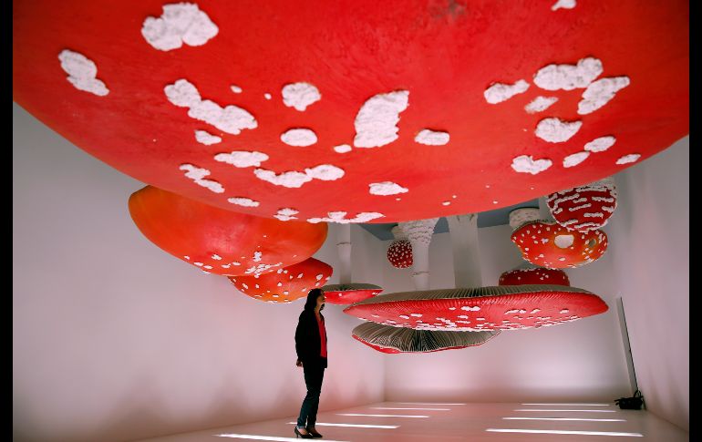 Una mujer observa una instalación de Carsten Holler, durante la Semana del Diseño, en la Fundación de Prada en Milán, Italia. AP/A. Calanni