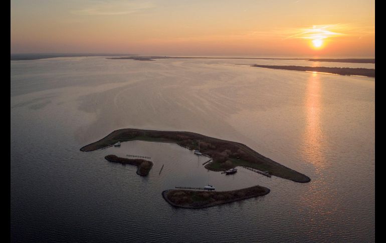 La puesta de Sol sobre la isla Archipel en el lago Grevelingen, de la región holandesa de Zeeland. Se trata del lago de agua salada más grande de Europa. EFE/O. Hoslet