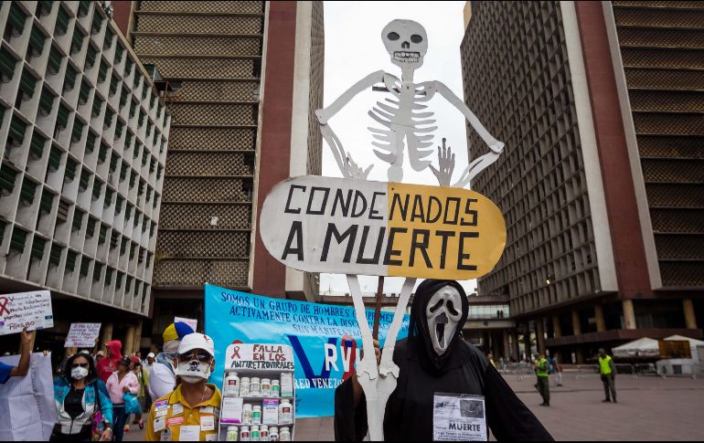 Un grupo de pacientes se concentran frente al Ministerio de Salud para manifestarse en contra de la falta de medicamentos para el tratamiento del VHI, el Parkinson y la acromegalia, en Caracas, Venezuela. EFE/M. Gutiérrez