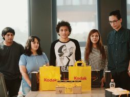 Entrega. Los jóvenes reciben el material para filmar. EL INFORMADOR/F. Atilano