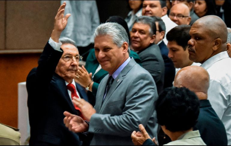Luego de 12 años, Raúl Castro (izquierda)  deja el timón del país a Miguel Díaz-Canel (derecha), quien podrá gobernar hasta por 10 años. AFP