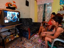 Dos mujeres miran la televisión en la Habana durante el nombramiento oficial del nuevo presidente de Cuba, Miguel Díaz-Canel. AFP / Y. Lage