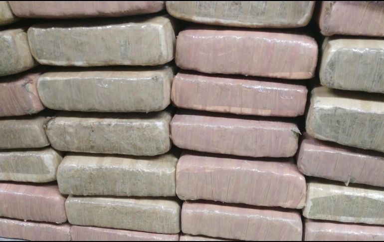 Los paquetes de mariguana estaban en dos contenedores metálicos. NTX/ESPECIAL