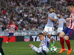 Moreno (en el suelo) pelea por un balón con Kevin Gameiro, del Atlético de Madrid. EFE/J. Etxezarreta