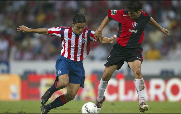 Los duelos contra Chivas traen buenos recuedos a Salazar (D), que anotó ante los rojiblancos su primer gol en Primera División. EL INFORMADOR/ARCHIVO