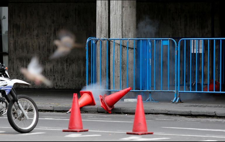 Momento en que un policía de la unidad especializada detona una mochila sospechosa que estaba abandonada en Quito, Ecuador. Los agentes descartaron la existencia de algún explosivo. EFE/J. Jácome