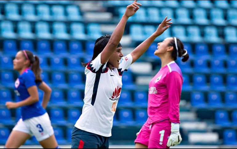 Un usuario de Twitter captó a la delantera camino a su entrenamiento usando el transporte público. TWITTER / @AmericaFemenil