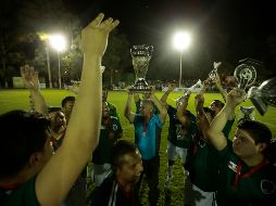 Jugadores y cantantes festejan el final de partido. EL INFORMADOR/F. Atilano