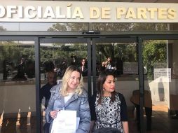 Claudia Pastor y Mariana Benítez acudieron a presentar el documento ante la Oficialía de Partes del Instituto. TWITTER / @claudiapastoba