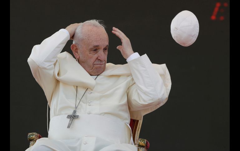 El solideo del Papa Francisco vuela con el viento en el marco de una visita a la tumba del obispo onino Bello, en el 25 aniversario de su muerte, en la ciudad italiana de Alessano. AP/A. Medichini