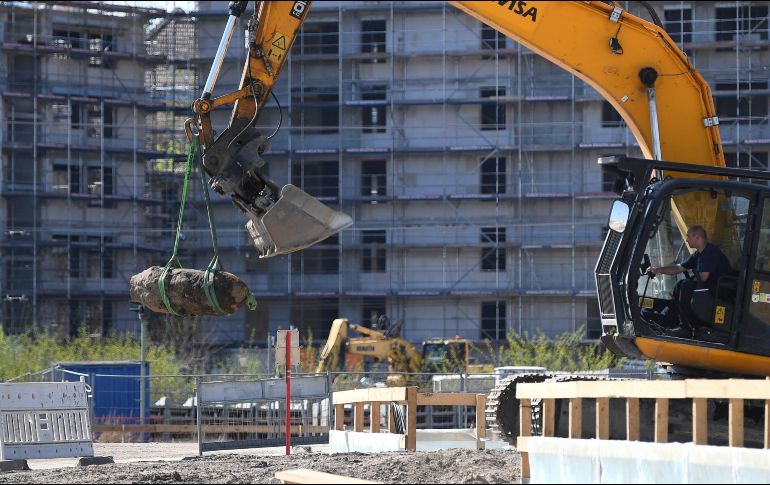 Con una grúa se retira una bomba de la Segunda Guerra Mundial en Berlín. La policía evacual a miles de personas de la zona y cerró una estación de tren durante el operativo de remoción del explosivo. AP/DPA/B. Pedersen